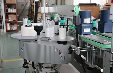 洗衣液雙面貼標機