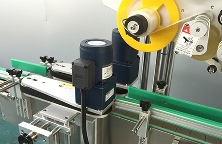 瓶子頂部及側面貼標機